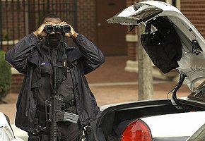 [Cop+with+AR15+and+Binoculars.jpg]