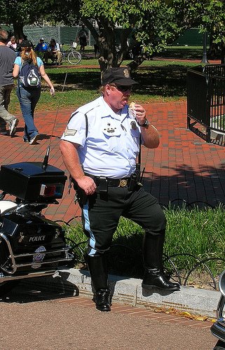 [Fat+Cop+Eating+a+donut.jpg]