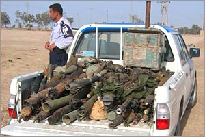 Fallujah_Fox_1_22_042204_police_deliver_weapons (20k image)