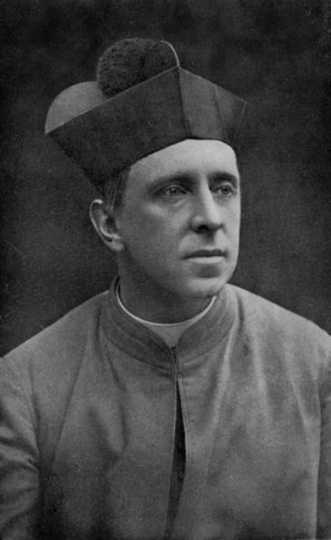 [367px-Monsignor_R._H._Benson_in_Oct._1912,_Aged_40]